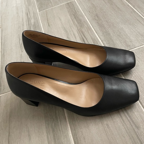 Karina square toe pump. Naturalizer shoes.  Slightly used.  Size 7.5 Wide - Picture 4 of 5